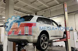 Замена передних тормозных колодок и техническое обслуживание автомобиля Audi Q7
